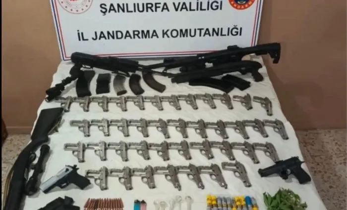 73-ilde-silah-kacakcilarina-yonelik-operasyon-1264-supheli-gozaltina-alindi-1701927874052.jpg