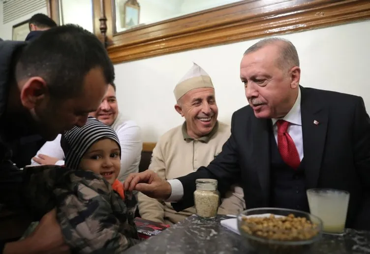 Cumhurbaşkanı Erdoğan, Fatih’te bozacıda vatandaşlarla sohbet etti
