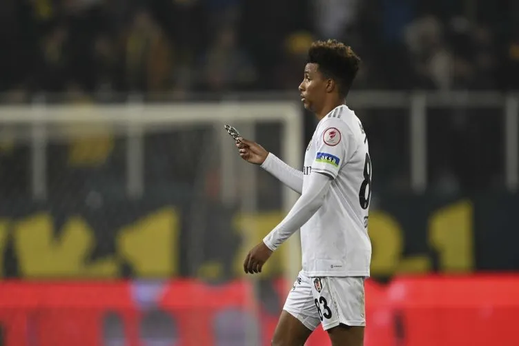 Son dakika Beşiktaş haberleri: Ankaragücü - Beşiktaş maçında akıl almaz görüntü! Tribünlerden sahaya muşta atıldı: Şenol Güneş çılgına döndü...