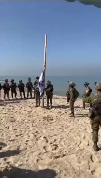 İsrailliler, bombardımanları altındaki Gazze'de