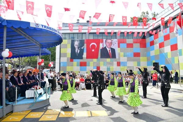 yurt-genelinde-ilk-ders-zili-caldi-ogrencilerin-heyecani-gozlerine-yansidi-1789381026469.jpg