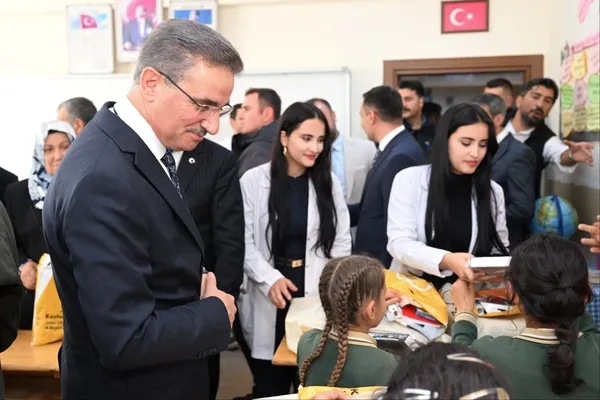 afyonkarahisarli-sehidin-ismi-kutuphanede-yasatilacak-ogrencilere-ise-kislik-kiyafet-hediye-edildi-1791970288871.jpg