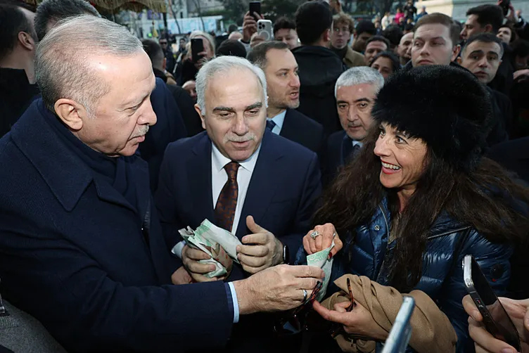 Başkan Erdoğan, Sultanahmet'te vatandaşlarla buluştu