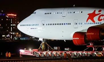 Hollanda’da otel bahçesine konulacak uçağın transferi tamamlandı