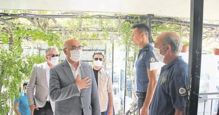 İzmir Valisi Köşger polislerle bayramlaştı