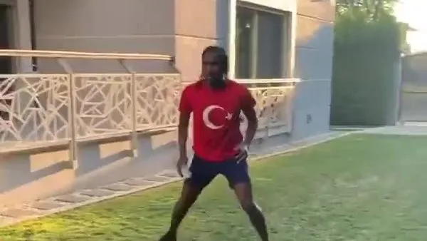 Hugo Rodallega Türk bayrağını üzerinden çıkarmıyor!