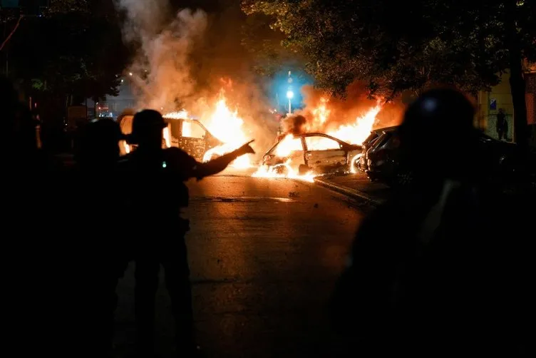 Fransa’da sokaklar savaş alanına döndü | Kaos büyüyor! Polisle çatışma!