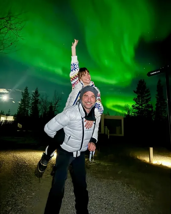 Ailecek kuzey ışıklarını izlediler! Engin Altan Düzyatan ile Neslişah Alkoçlar çiftinin çocuklarıyla muhteşem tatili...