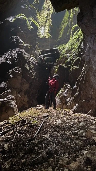 Mağarada 50 metre derinlikte bulundu: Ekipler şoke oldu… Meğer senelerdir oradaymış!