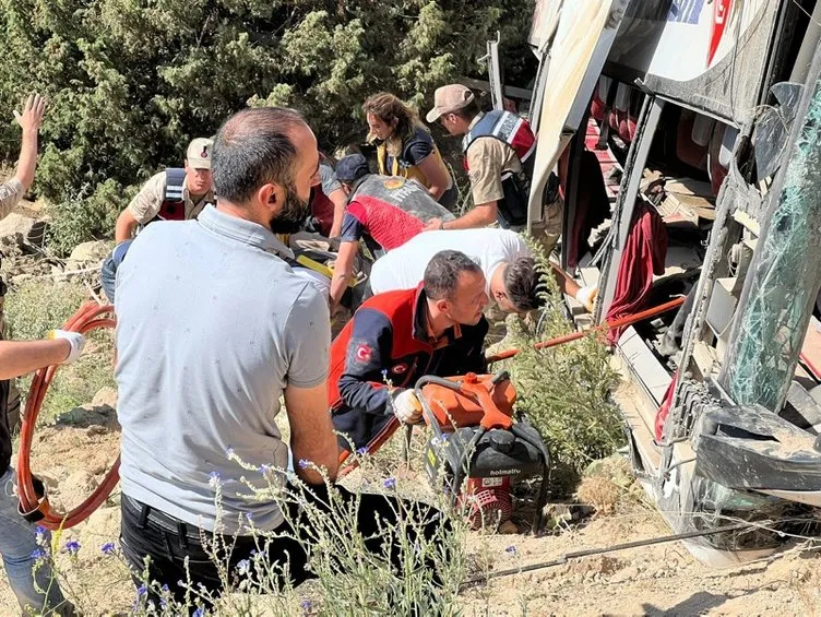 Son dakika| Kars'ta korkunç kaza! Yolcu otobüsü Karakurt Viyadüğü'nden düştü: Çok sayıda ölü ve yaralı var...