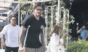 Koltuk değnekleriyle dolaştı