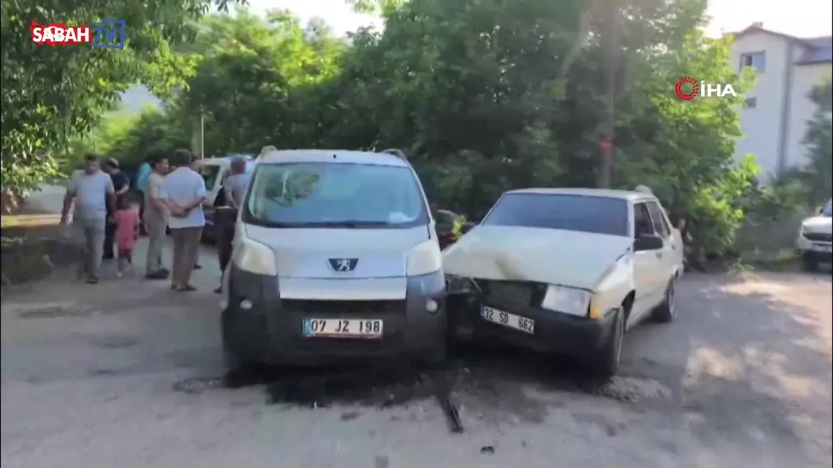 Hafif ticari araç otomobille çarpıştı: 4 yaralı Hafif ticari araç otomobille çarpıştı: 4 yaralı