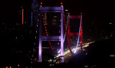 İstanbul’da köprüler KKTC bayrağının renklerine büründü