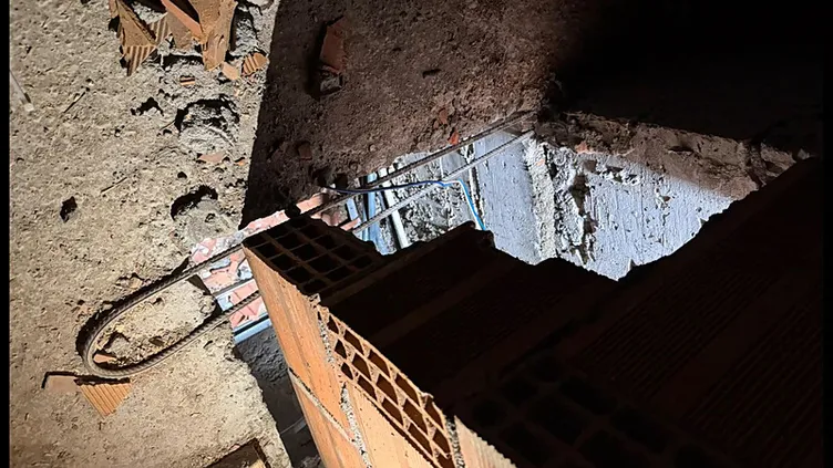 İstanbul’da akılalmaz olay! Tavanı delip daireye girdi: Anne ve kızına saldırdı