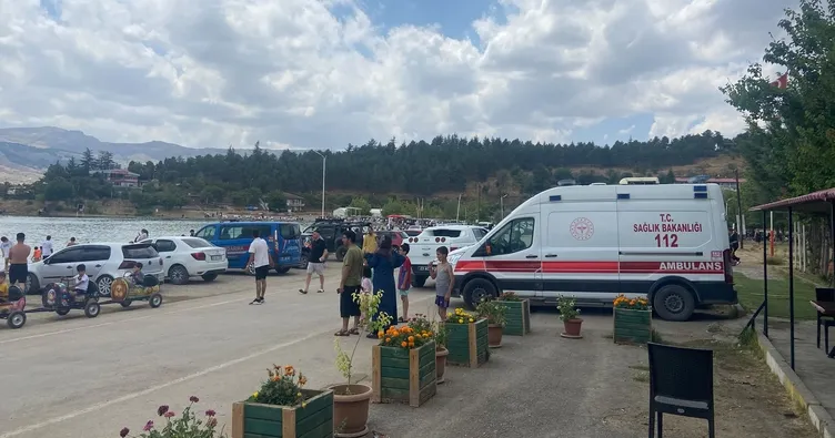 Elazığ’da kayık battı! 7 kişi göle düştü