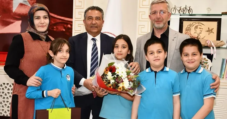 Makam koltuğuna ikizler oturdu