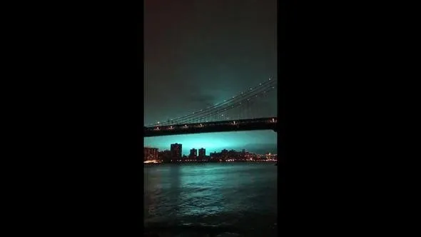 New York’ta esrarengiz mavi ışık paniğe yol açtı!