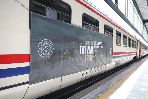 turistik-tatvan-treni-ilk-yolculuguna-cikti-1719238523334.jpg