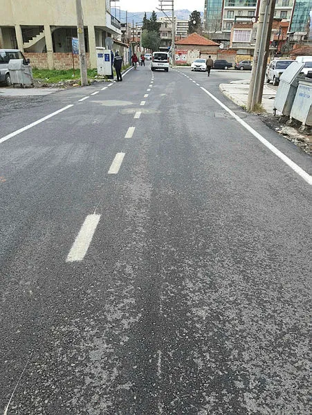 izmirde-5-yil-sonra-kilicdaroglu-asfalti-bir-sokak-arkasi-cukur-camur-1615803786304.jpg İzmir'de Kemal Kılıçdaroğlu’nun geçeceği yola asfalt döküldü! 5 yıldır köstebek yuvası gibiydi - 4