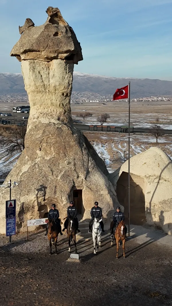 kapadokyada-guvenlik-dortnala-atli-jandarma-turizmin-kalbinde-gorevde-1769070419223.jpg