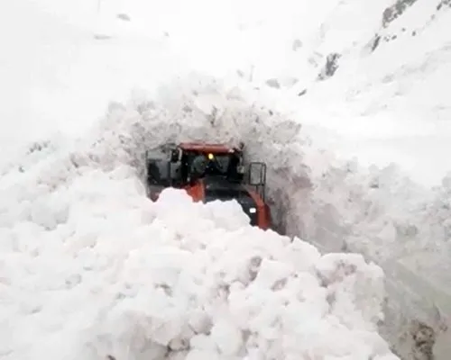 Yüksekova’daki Doski Vadisi’nde kardan 5 metrelik tüneller oluştu