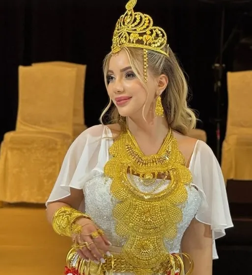 Her detayı ayrı olay! Fenomen Aleyna Dalveren’in düğününde altınlar havada uçuştu, ünlüler halay başı oldu... Gelin isyan etti: Her yerim altından çizildi...