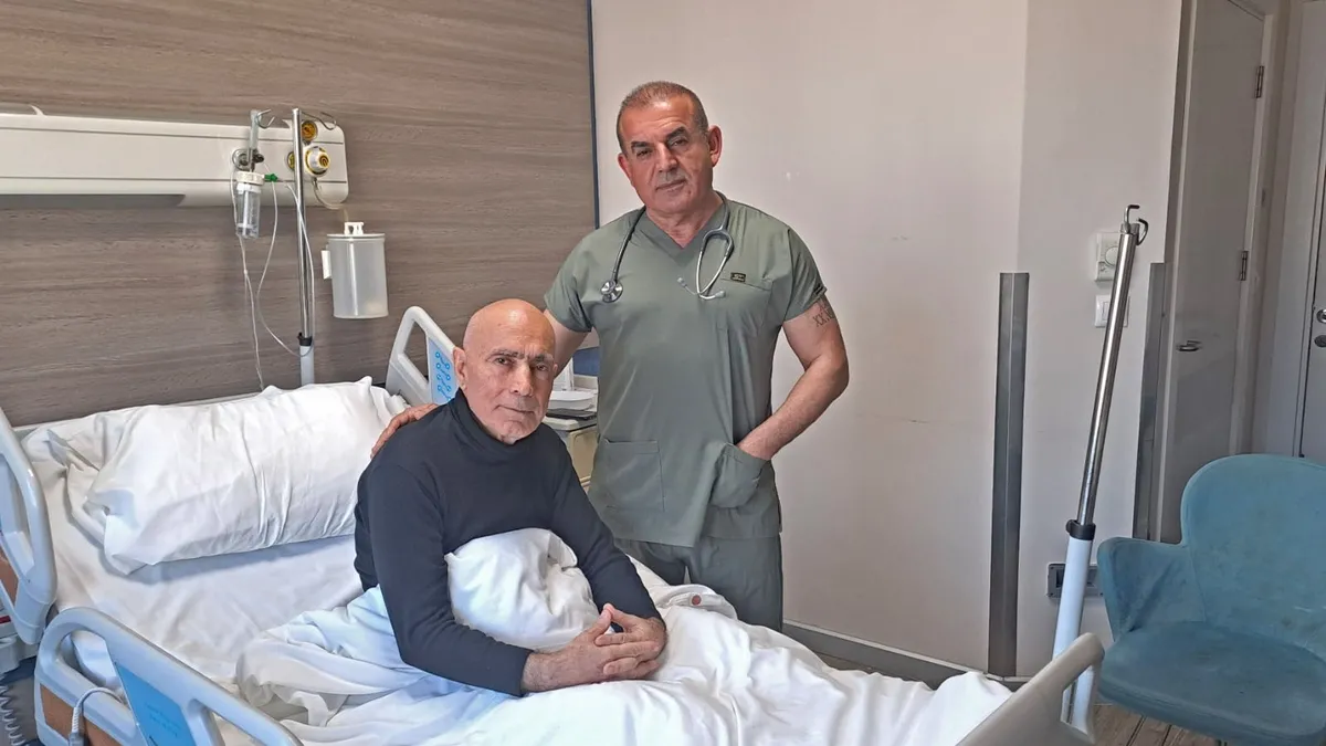 Büyük vefa: Doktor olmasını isteyen öğretmenini 41 yıl sonra ameliyat etti!