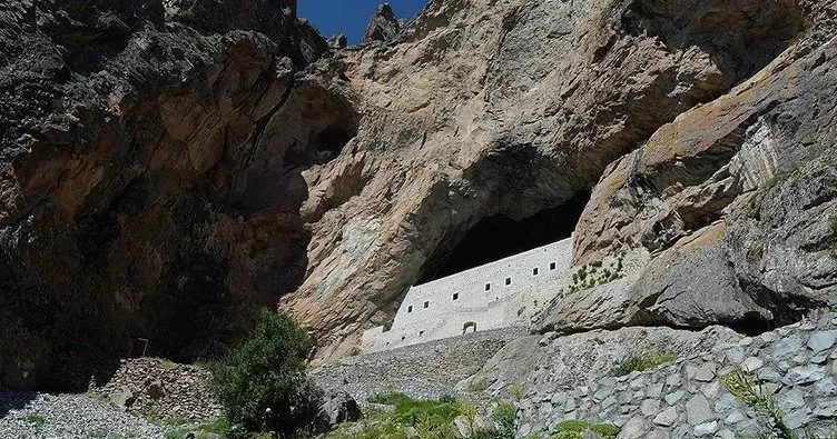 ’Kayaya oyma manastır’ turistleri bekliyor