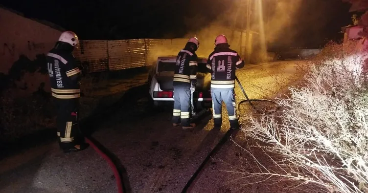 Araç alev topuna döndü