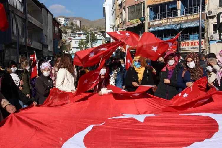 SON DAKİKA HABERİ: Hakkari'de bayraklı protesto! Kadınlardan Diyarbakır annelerine destek...