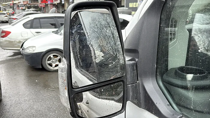 istanbul-eyupsultanda-surucuye-yumruk-atip-aracinin-aynasini-kirdilar-canimizi-yolda-mi-bulduk-diye-saldirdila-1771401693031.jpg