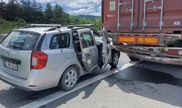 TEM Otoyolu'nda otomobil tırın dorsesine çarptı: Yaralılar var #bolu