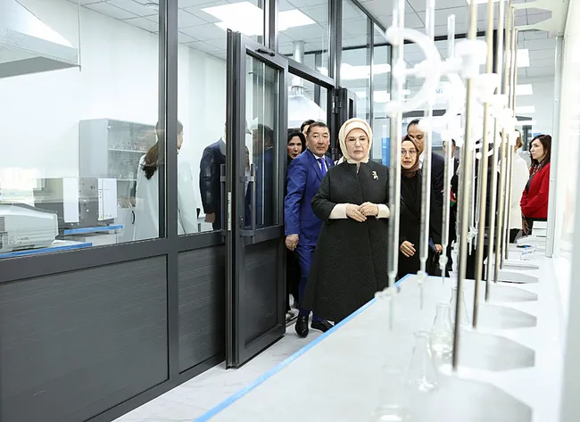 emine-erdogan-kazakistanda-sifir-atik-egitim-laboratuvarinin-acilisini-yapti-1778758947804.jpeg