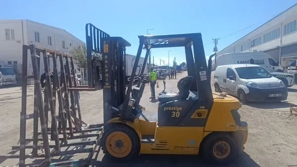 son-dakika-antalyada-dehsete-dusuren-anlar-motosiklet-forkliftin-vinc-demirlerine-carpti-genc-surucu-hayatini-1790409628180.jpg