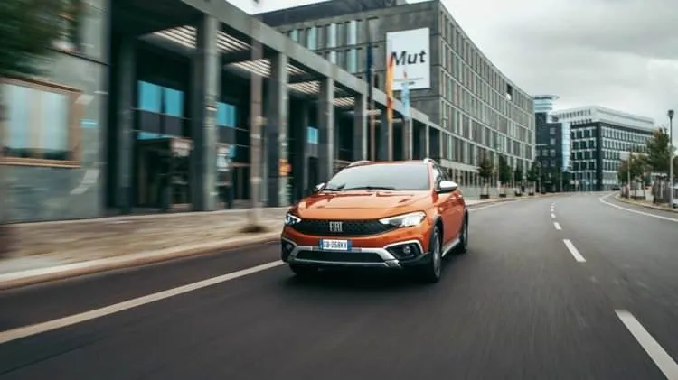 Türkiye'de en çok satılan markalardan biri! Baştan aşağıya değişen Fiat Egea'nın yeni versiyonu geldi