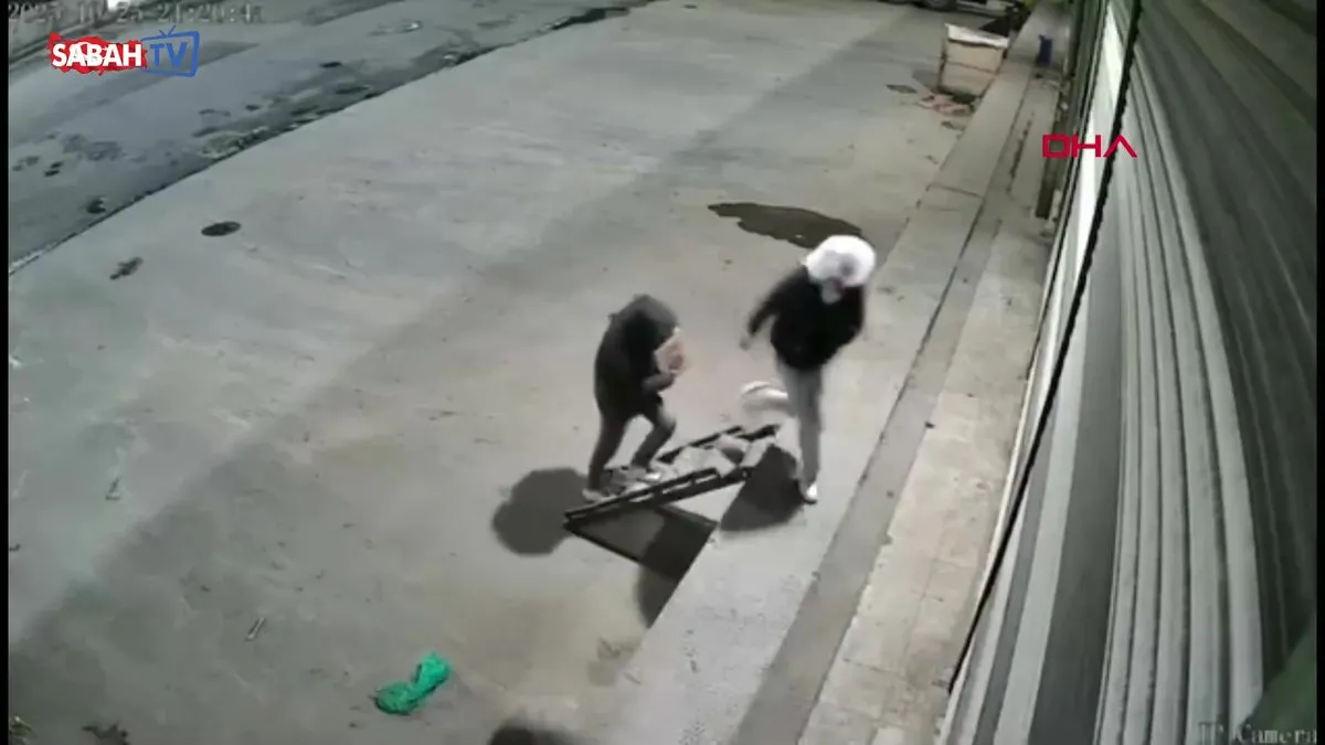 Bayrampaşa’da kafasına şeffaf poşet geçirip güvercin çalan şüpheliler kamerada | Video videosunu izle Bayrampaşa’da kafasına şeffaf poşet geçirip güvercin çalan şüpheliler kamerada | Video videosunu izle
