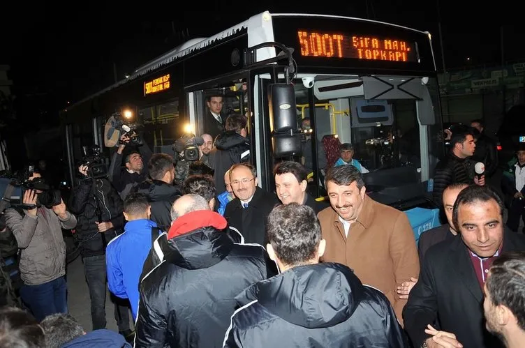 Tuzlaspor futbolcuları maça belediye otobüsü ile gitti