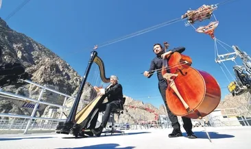 Zirvede arp eşliğinde Aşık Veysel