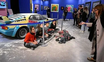 İklim aktivistleri, Andy Warhol’un tasarımını hedef aldı: 8 kilo un döküp kendilerini yere yapıştırdılar