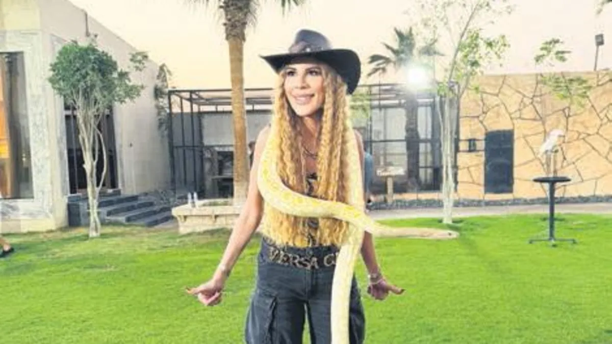 Tasmayla aslan gezdirdi yılanı boynuna doladı Tasmayla aslan gezdirdi yılanı boynuna doladı