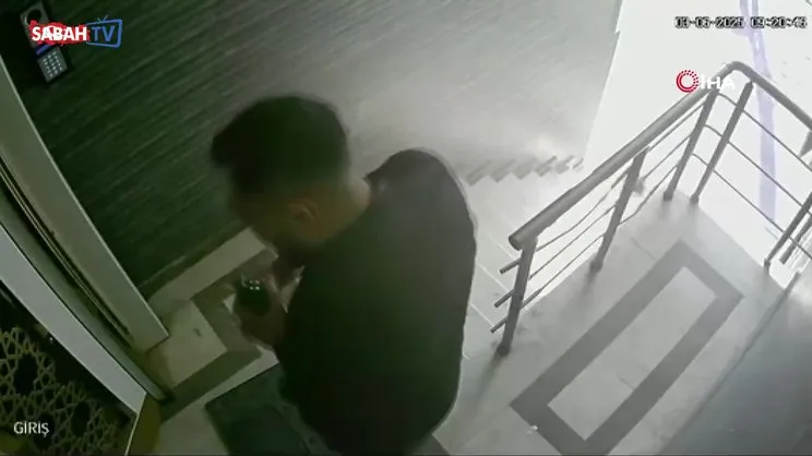 Merdivende çocuğunu tekmeleyen vicdansız baba gözaltına alındı | Video