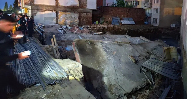 3 katlı bina saniyeler içinde çöktü