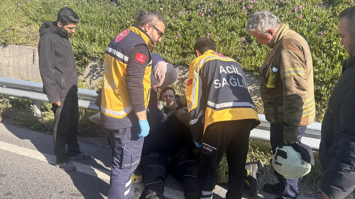 Bakırköy’de feci kaza! Motosiklet kamyonete ok gibi saplandı: Yaralı var! Bakırköy’de feci kaza! Motosiklet kamyonete ok gibi saplandı: Yaralı var!
