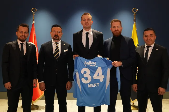 fenerbahce-mert-gunoku-acikladi-yillar-sonra-geri-dondu-1767886416826.jpg
