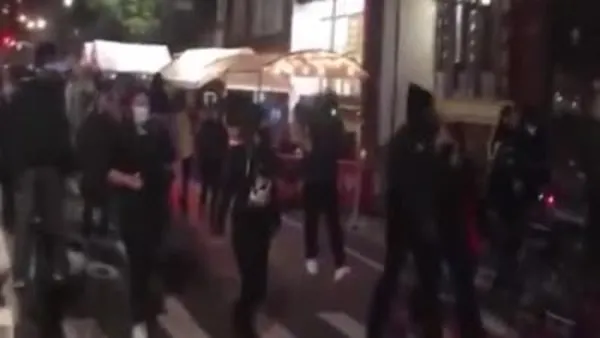 Son dakika: ABD'de sokaklarında seçim gerilimi: Kadın protestocu polisin yüzüne tükürdü | Video