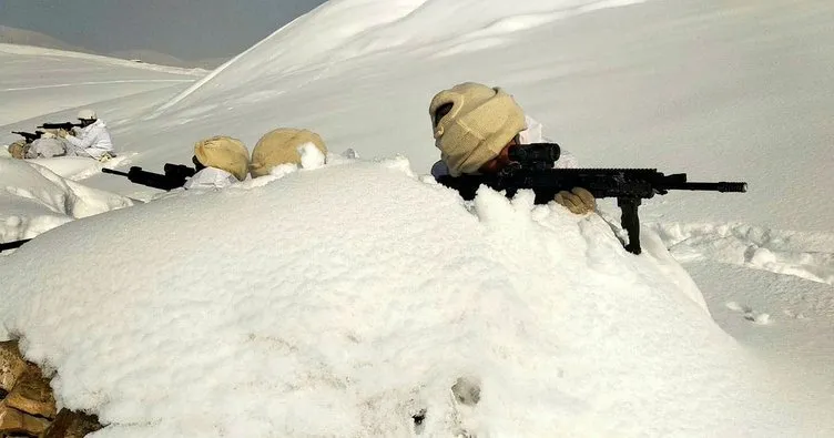 Komandolar 2 metre karda operasyonda
