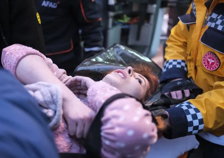 SON DAKİKA: Deprem sonrası mucize kurtuluşlar! Gözyaşları sel olup aktı!