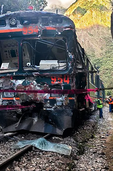 Peru’da tren faciası: Kafa kafaya çarpıştılar!