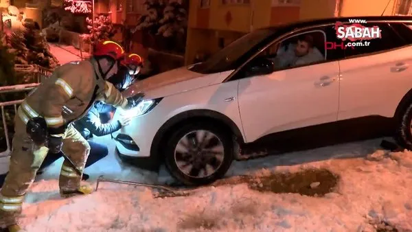İstanbul Sancaktepe'de buzlu yolda kayan otomobil binaya çarpmaktan son anda kurtuldu | Video