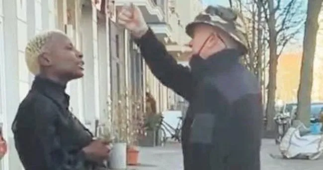 Irkçının karşısında dimdik durdu